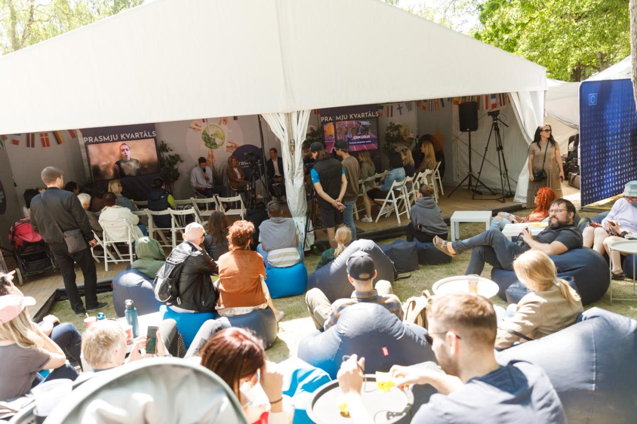 Apmeklē platformas STARS informācijas punktu sarunu festivālā LAMPA